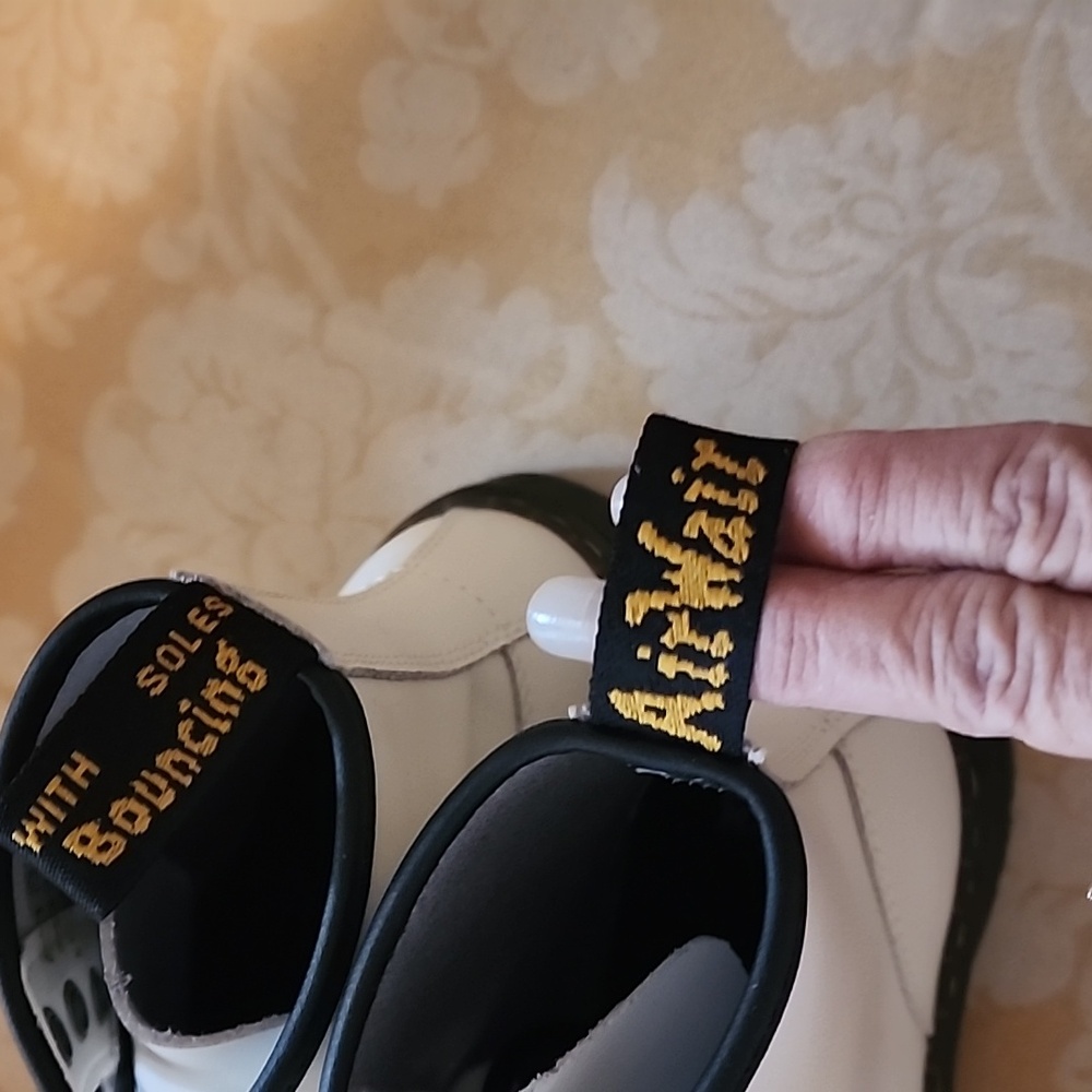 Womans Dr. Airwait Martens NWOT - Picture 4 of 13